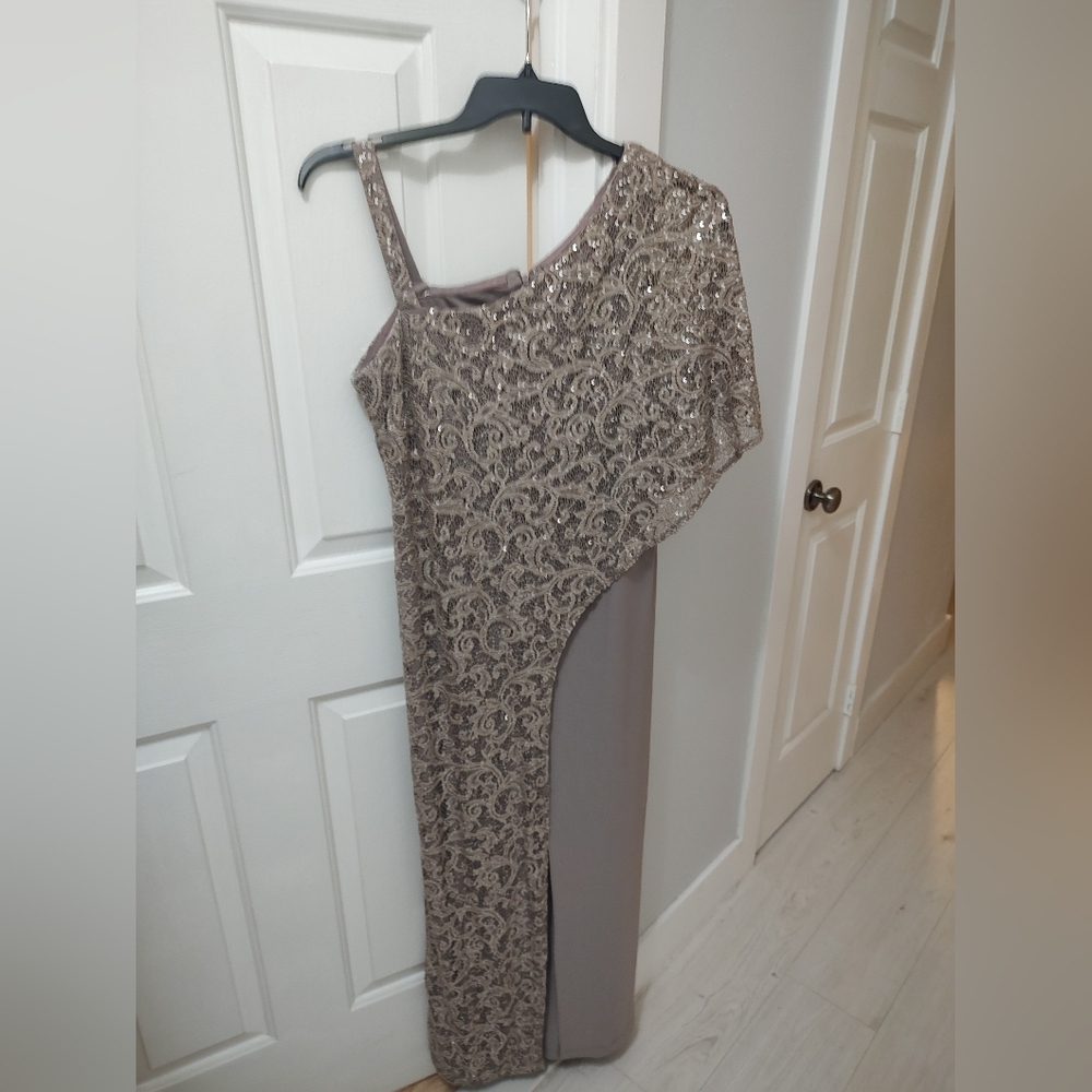 Beautiful pant suit with sequins R&M Richards like New (14)